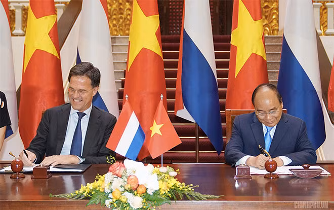 Thủ tướng Nguyễn Xuân Phúc và Thủ tướng Mark Rutte ký bản ghi nhớ giữa hai Chính phủ về hợp tác chuyển đổi nông nghiệp tại ĐBSCL. Ảnh: VGP/Quang Hiếu
