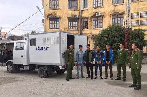 Cuộc săn lùng trong đêm trừ tịch ảnh 4