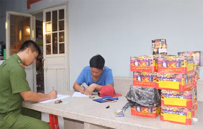 Hùng tàng trữ gần nửa tạ pháo tại nhà.