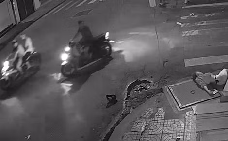 Đoạn video hơn 11 phút ghi lại vụ TNGT xảy ra tại đường Tân Hương cho thấy có nhiều xe cộ, người đi qua nhưng ai cũng thờ ơ với người bị nạn...