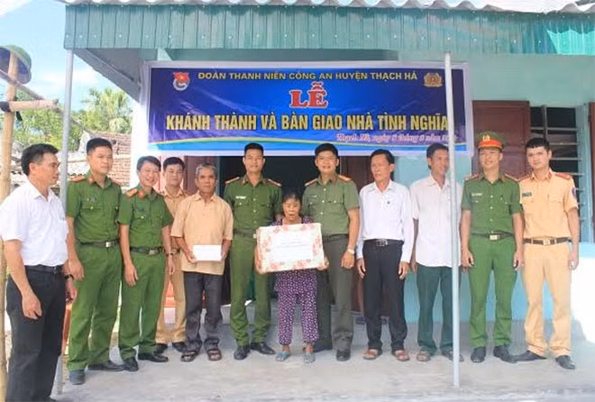 Cán bộ, chiến sỹ Công an huyện Thạch Hà, Hà Tĩnh trao tặng ngôi nhà mới cho bà Nguyễn Thị Hỉm.