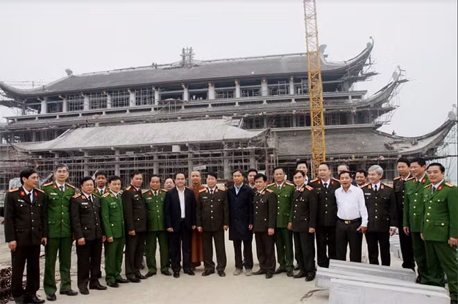 Thứ trưởng Bùi Văn Nam cùng đoàn công tác Bộ Công an đi kiểm tra thực địa tại khu vực chùa Tam Chúc ngày 11-3 khi Trung tâm Hội nghị quốc tế chùa Vesak chưa hoàn thành xây dựng.