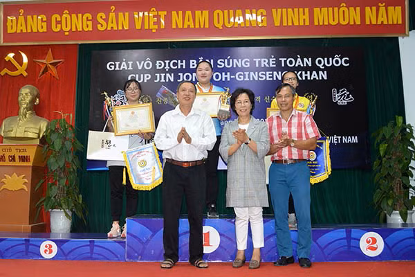 Trao giải cho các nữ xạ thủ ở giải bắn súng trẻ toàn quốc Cúp Jin Jong Oh - 2019.