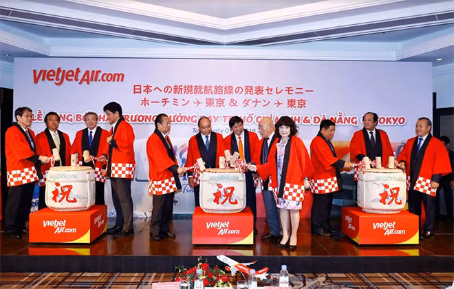 Lãnh đạo cấp cao Việt Nam và Nhật Bản cùng lãnh đạo Vietjet thực hiện nghi thức công bố đường bay mới.