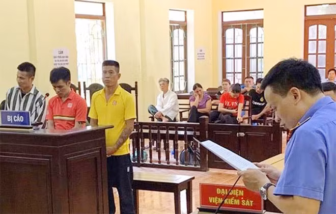 Đại diện VKS đọc cáo trạng các bị cáo tại phiên tòa.