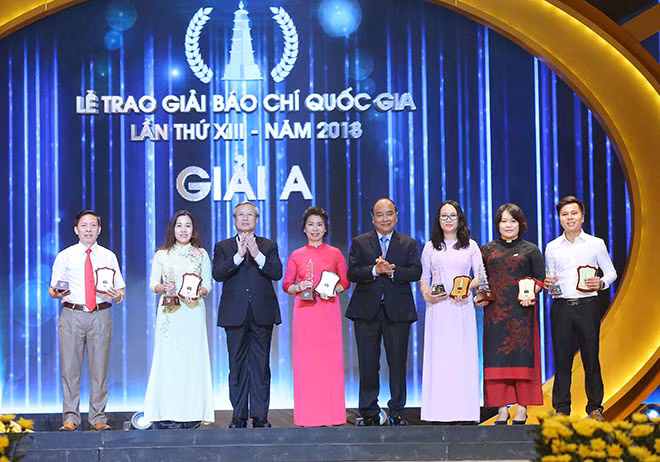 Thủ tướng Nguyễn Xuân Phúc và Thường trực Ban Bí thư Trần Quốc Vượng trao giải A cho các tác giả đoạt giải. (Ảnh: Khổng Hà)