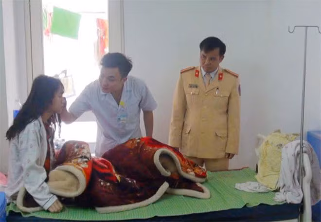 Các y, bác sỹ và đồng chí Hùng thăm em Lường Thị Linh