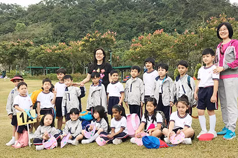 Một buổi dã ngoại của học sinh lớp 1A (Trường Tiểu học công lập Sir Ellis Kadoorie – Causeway Bay). Học phí và các hoạt động ngoại khoá hoàn toàn miễn phí. Một buổi dã ngoại của học sinh lớp 1A (Trường Tiểu học công lập Sir Ellis Kadoorie – Causeway Bay). Học phí và các hoạt động ngoại khoá hoàn toàn miễn phí.