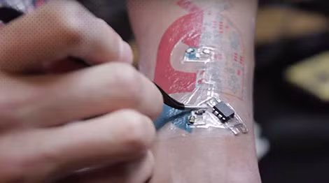 Có thể trở thành Cyborg nhờ xăm mạch điện tử lên da.
