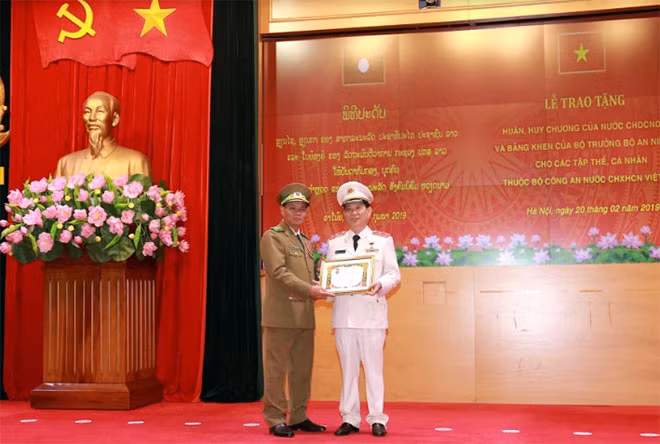 Thừa ủy quyền của Chủ tịch nước CHDCND Lào, Thượng tướng Vilay Lakhamphong, Bộ trưởng Bộ An ninh CHDCND Lào trao Huân chương Hữu nghị tặng Trung tướng Nguyễn Văn Sơn, Thứ trưởng Bộ Công an Việt Nam.