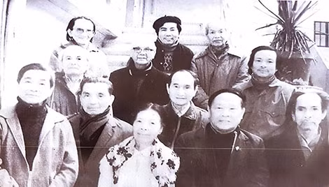 Ban liên lạc phong trào Thơ mới. Hàng đầu từ trái sang: Nguyễn Xuân Sanh, Hoài Chân, Anh Thơ, Huy Cận, Tế Hanh. Hàng sau cùng: Phan Khắc Khoan, Hà Minh Đức, Vũ Đình Liên. Ban liên lạc phong trào Thơ mới. Hàng đầu từ trái sang: Nguyễn Xuân Sanh, Hoài Chân, Anh Thơ, Huy Cận, Tế Hanh. Hàng sau cùng: Phan Khắc Khoan, Hà Minh Đức, Vũ Đình Liên.