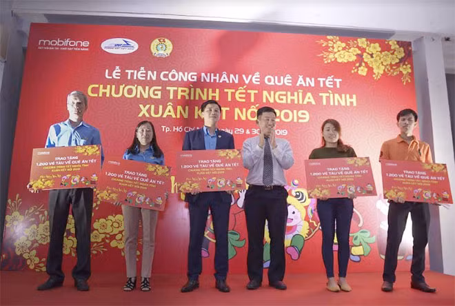 Ông Nguyễn Thanh Lâm và ông Ngọ Duy Hiểu (Phó chủ tịch Tổng Liên đoàn Lao động Việt Nam) đại diện trao 1200 tấm vé về quê ăn Tết cho công nhân nghèo. Ông Nguyễn Thanh Lâm và ông Ngọ Duy Hiểu (Phó chủ tịch Tổng Liên đoàn Lao động Việt Nam) đại diện trao 1200 tấm vé về quê ăn Tết cho công nhân nghèo.