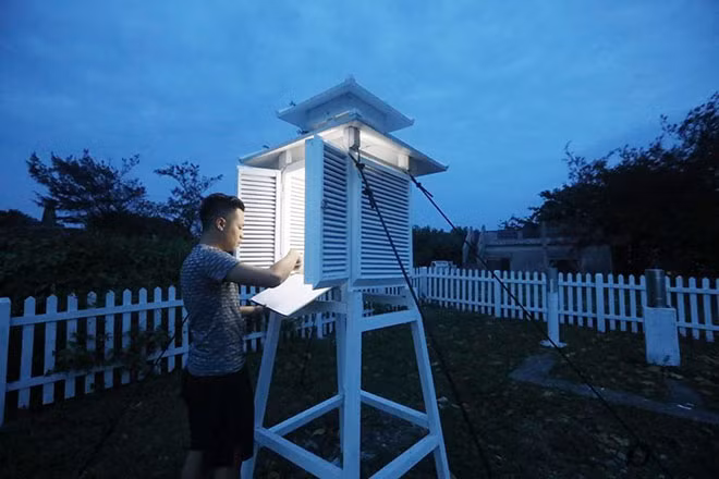 Quan trắc viên Phạm Ngọc Tú trong một ca trực.