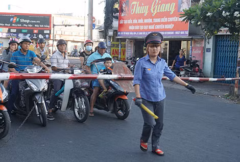 Chị Mỹ Linh khi hạ thanh chắn xuống tại chốt Tô Ngọc Vân.