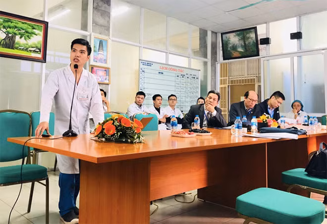 Bs Nguyễn Anh Đức khoa Chấn thương chỉnh hình báo cáo trước Hội đồng giám khảo Bàn số 5.