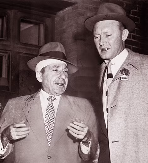 Và ngày thoái vị của Frank Costello. Và ngày thoái vị của Frank Costello.