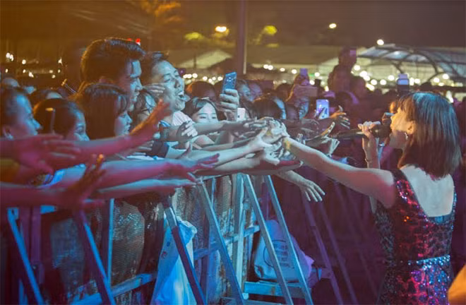 Dàn sao trong vòng vây của hàng ngàn fans tại Lễ hội.