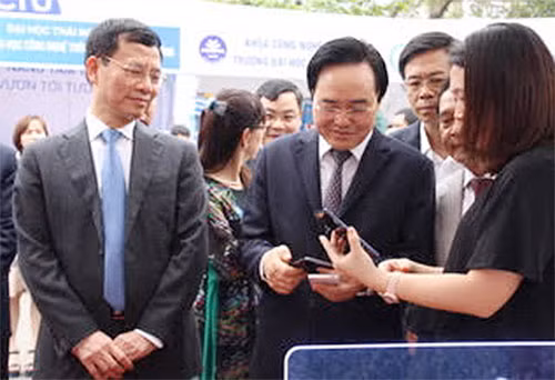 Bộ trưởng Bộ TT&TT Nguyễn Mạnh Hùng và Bộ trưởng Bộ GD&ĐTPhùng Xuân Nhạ thăm quan các gian hàng triển lãm