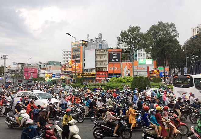 Vòng xuyến Ngã sáu Dân Chủ thường bị ùn tắc giao thông.