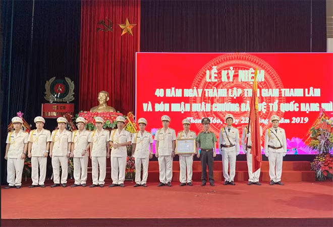 Thừa uỷ quyền của Chủ tịch nước, Trung tướng Nguyễn Văn Sơn, Thứ trưởng Bộ Công an trao Huân chương Bảo vệ tổ quốc hạng Nhì cho Trại giam Thanh Lâm.