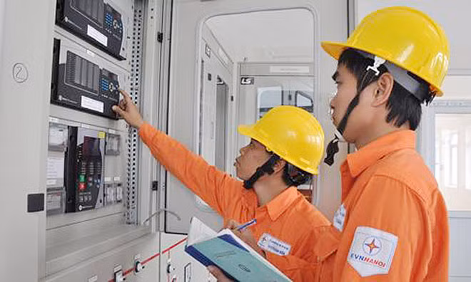 Cán bộ điện lực giám sát việc thực hiện tính giá điện của các chủ nhà trọ đối với người thuê trọ.