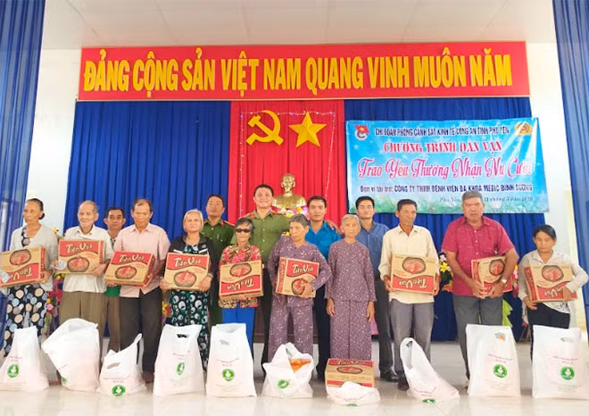Tặng quà cho gia đình có hoàn cảnh khó khăn tại xã Hòa Tân Đông