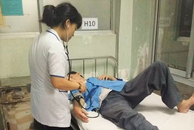 Ông Trần Đình Sang phải điều trị sau khi bị đánh.