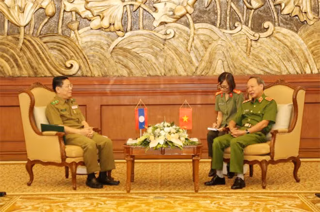 Thứ trưởng Lê Qúy Vương tiếp xã giao Thứ trưởng Somvang Thammasith