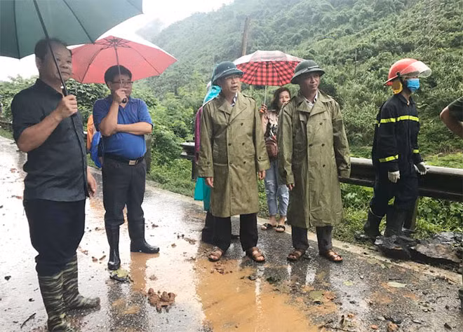 Đồng chí Phạm Duy Duy Hưng - Phó chủ tịch UBND tỉnh Bắc Kạn chỉ đạo công tác khắc phục để sớm thông tuyến và... Đồng chí Phạm Duy Duy Hưng - Phó chủ tịch UBND tỉnh Bắc Kạn chỉ đạo công tác khắc phục để sớm thông tuyến và...