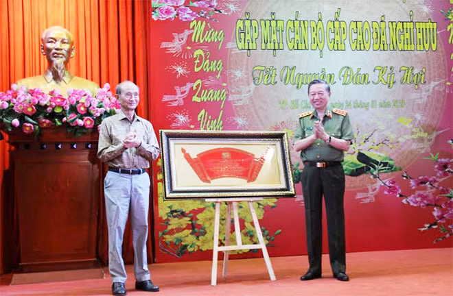 Bộ trưởng Tô Lâm tặng cuốn thư của Bộ Công an cho các đồng chí nguyên lãnh đạo Bộ.