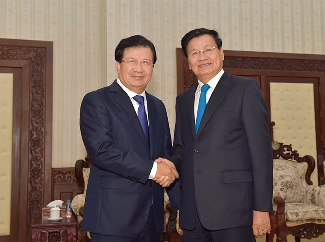 Phó Thủ tướng Trịnh Đình Dũng hội kiến Thủ tướng Lào Thongloun Sisoulith. Ảnh: VGP/Nhật Bắc Phó Thủ tướng Trịnh Đình Dũng hội kiến Thủ tướng Lào Thongloun Sisoulith. Ảnh: VGP/Nhật Bắc