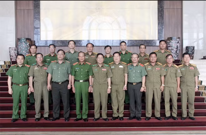 Thứ trưởng Lê Quý Vương và Thứ trưởng Somvang Thammasith cùng các đại biểu tại buổi tiếp.