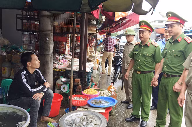Lực lượng Công an phối hợp Ban bảo vệ dân phố, BQL chợ tăng cường kiểm tra, tuyên truyền tại các cơ sở kinh doanh mặt hàng tươi sống.