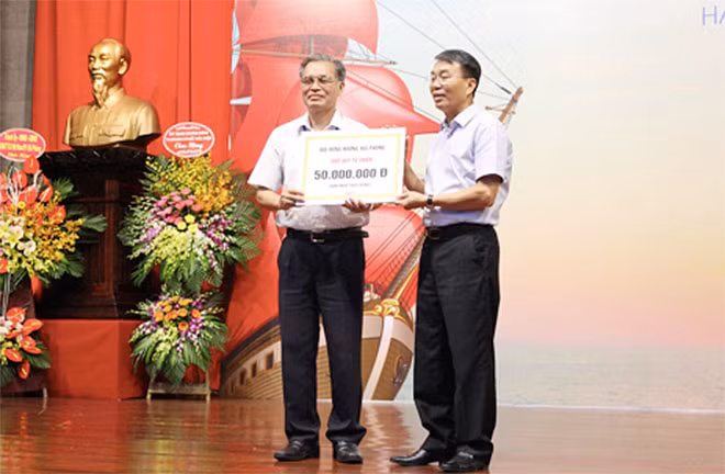 Trung tướng Trần Bá Thiều, đại diện Hội đồng hương Hải Phòng tại Hà Nội trao 50 triệu đồng ủng hộ hội từ thiện TP Hải Phòng.