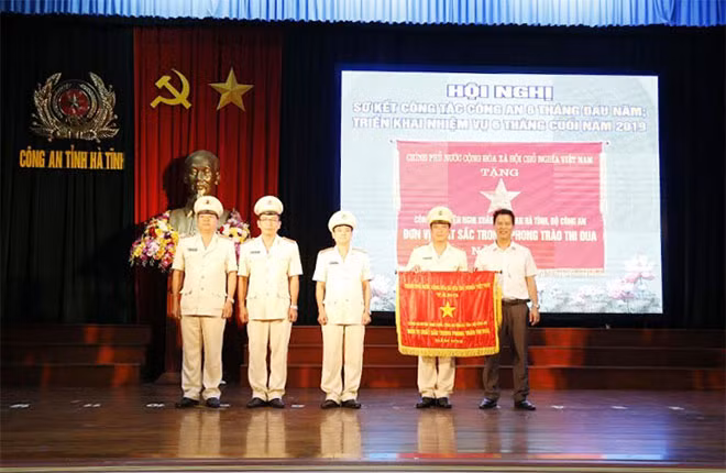 Chủ tịch UBND tỉnh thừa uỷ quyền của Thủ tướng tặng cờ thi đua của Thủ tướng Chính phủ cho Công an huyện Nghi Xuân.