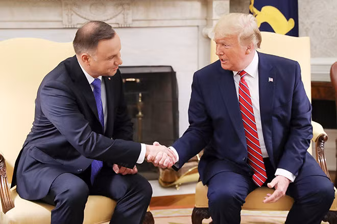 Tổng thống Mỹ Donald Trump và người đồng cấp Ba Lan Andrzej Duda. Ảnh Reuters.