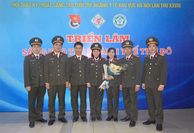 Các y bác sĩ trẻ tham dự Triển lãm Tuổi trẻ ngành y sáng tạo.