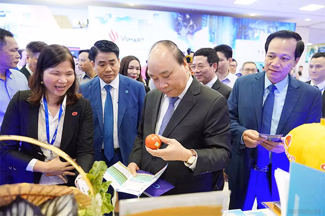 Thủ tướng thăm các gian hàng được trưng bày tại bức tường công nghệ Việt. Ảnh: VGP/Quang Hiếu