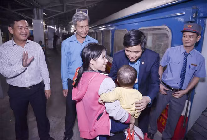 Sát giờ tàu chạy, ông Ngọ Duy Hiểu và các cấp lãnh đạo ân cần hỏi han, chúc Tết các công nhân. Sát giờ tàu chạy, ông Ngọ Duy Hiểu và các cấp lãnh đạo ân cần hỏi han, chúc Tết các công nhân.