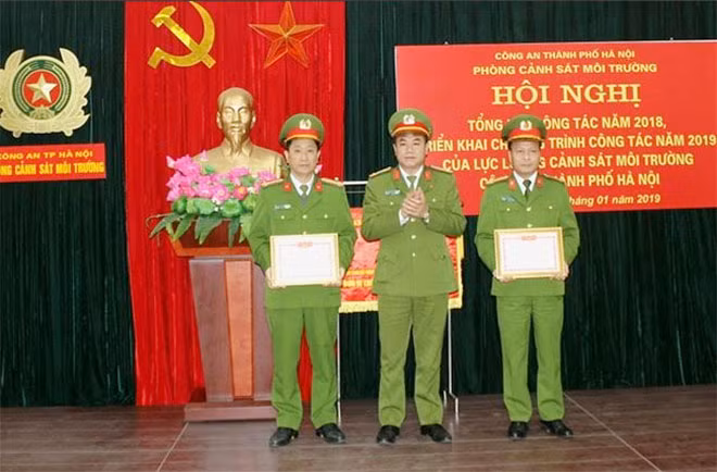Đại tá Nguyễn Thanh Tùng trao tặng Giấy khen cho cá nhân có thành tích xuất sắc.