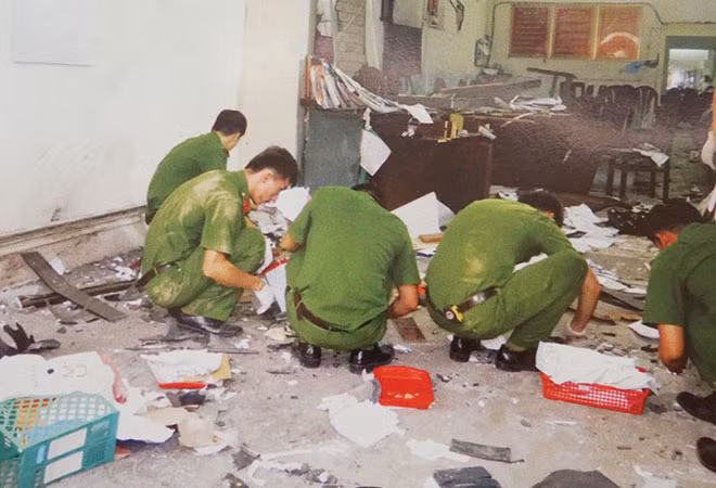 Lực lượng Cảnh sát tiến hành khám nghiệm hiện trường vụ nổ tại trụ sở Công an phường 12.