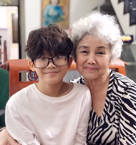 Nhà thơ Bùi Kim Anh và cháu Thiện Nhân.