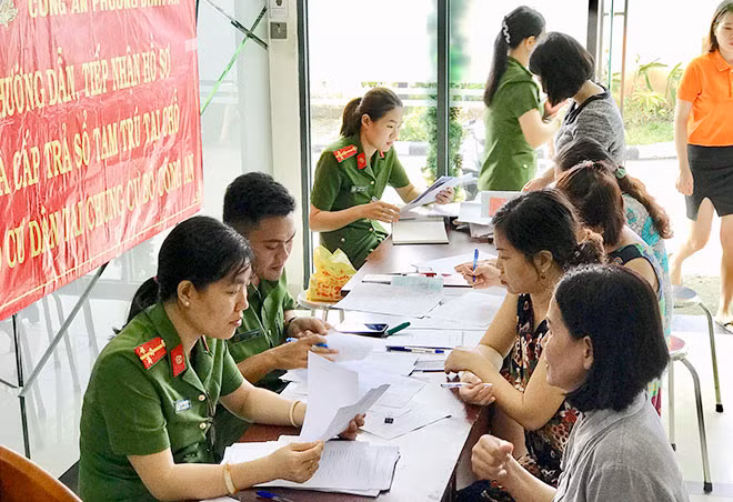 Công an phường Bình An đến tận chung cư cấp sổ tạm trú cho cư dân.