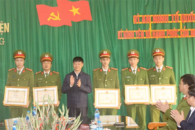 Ông Nguyễn Tiến Tầng - Chủ tịch UBND huyện Ninh Giang tặng giấy khen cho 2 tập thể và 7 cá nhân có thành tích xuất sắc trogn việc khám phá nhanh vụ nhóm đối tượng đặt thuốc nổ phá nhà dân trong đêm.