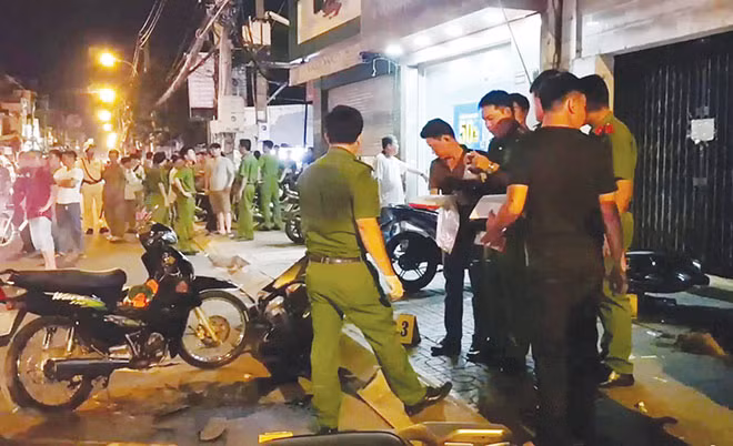Cơ quan Công an khám nghiệm hiện trường vụ chém tử vong 2 hiệp sỹ ở đường Cách mạng tháng 8.