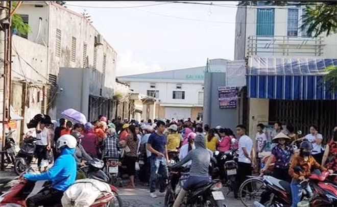 Công nhân tập trung trước cửa Công ty TNHH Kai Yang Việt Nam khi hay tin Ban lãnh đạo bỏ trốn.