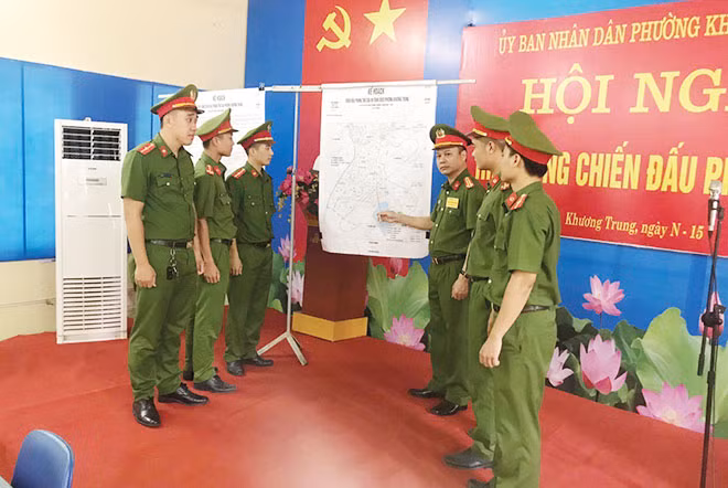 Trung tá Phạm Đức Dũng họp bàn lên kế hoạch đấu tranh chuyên án.