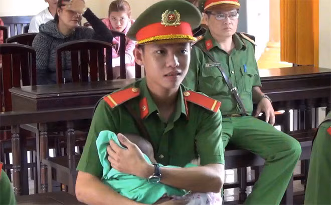 Ngày bố mẹ ra toà, đứa bé 2 tháng tuổi được các chiến sỹ Cảnh sát bảo vệ chăm sóc tại toà.