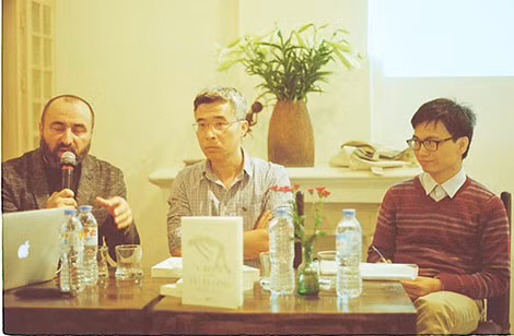 Giáo sư Costica Bradatan (bìa trái) và dịch giả Trần Ngọc Hiếu (bìa phải) trong buổi giới thiệu sách "Chết cho tư tưởng" tại Hà Nội.