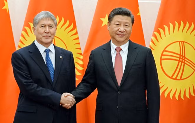 Chủ tịch Trung Quốc Tập Cận Bình và Tổng thống Kyrgystan Almazbek Atambayev. Nguồn: AKI press.